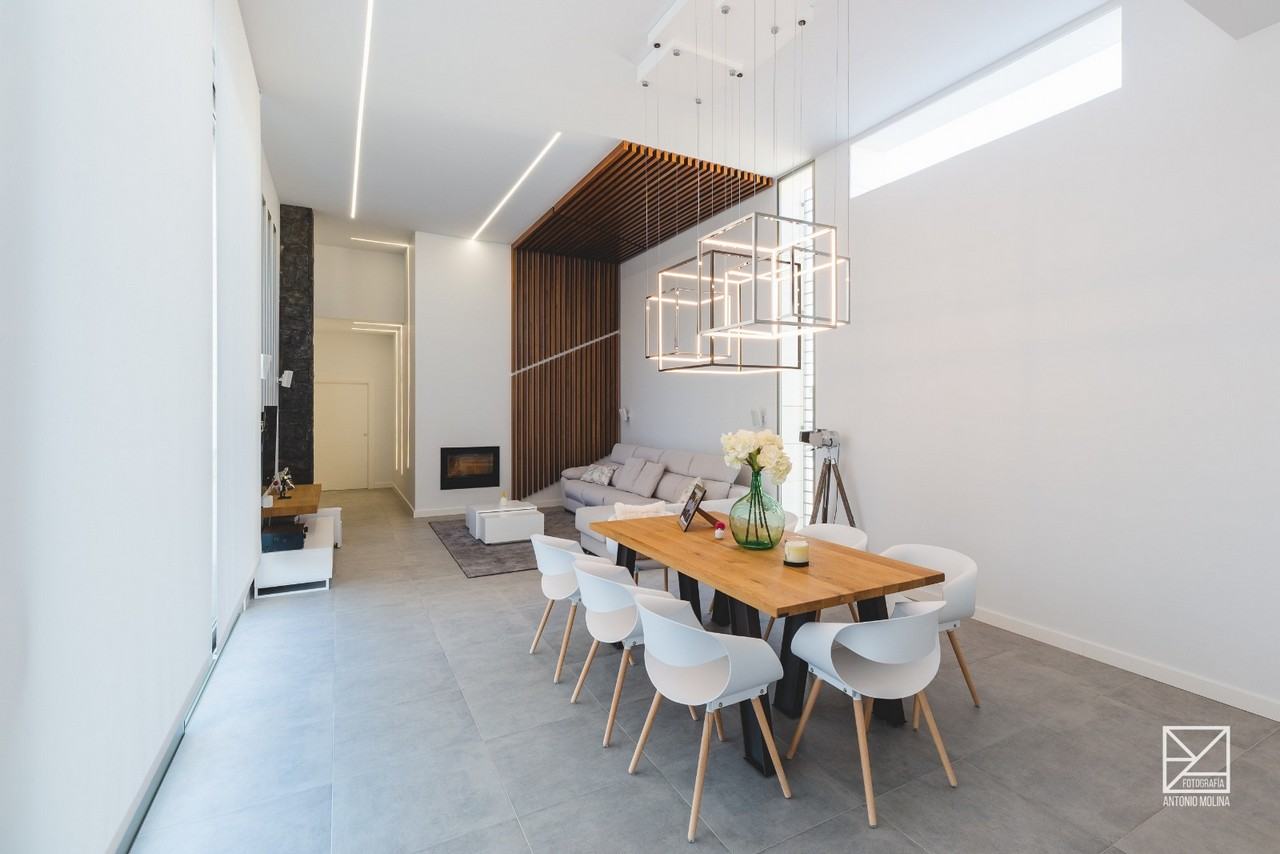 Comedor de doble altura con lámpara geométrica